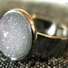 ANELLO BASIC12 - 10 - con cabochon a base bianca e micro glitter multicolore