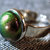 ANELLO BASIC12 - 11 - con cabochon effetto metallico multicolore verde / oro / rosso