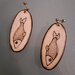 Orecchini ovali di legno pirografati con pesci. Fatti a mano