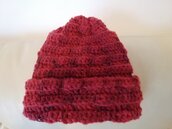 Caldo e morbido cappello di lana  di ottima qualità color rmattone, realizzato a uncinetto.