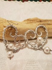 Orecchini in alluminio battuto con perle
