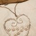 Collana lunga regolabile in acciaio con pendente cuore in alluminio battuto e perle