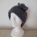 Cappello realizzato a uncinetto con filato  in lana e alpaca di colore grigio puntinato panna con grazioso fiore laterale