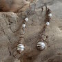 Orecchini fatti a mano in filo di rame con finte perle e perline
