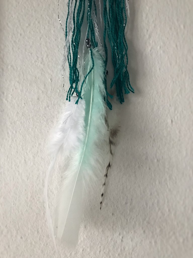 Acchiappasogni fatto a mano con piume naturali. Decorazione