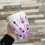 Tazza di ceramica bianca dipinta con mandala sui toni del viola. Tazza da tè, caffè o latte