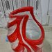 Vaso di maiolica, manufatto di creta rossa smaltata, con righe ondulate bianche scavate che fanno risaltare quelle rosse