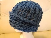 Originale cappello da uomo realizzato con filato di lana di colore  azzurro lavorato  a uncinetto  con un motivo che forma tante righe a rilievo 