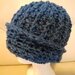 Originale cappello da uomo realizzato con filato di lana di colore  azzurro lavorato  a uncinetto  con un motivo che forma tante righe a rilievo 