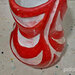 Vaso di maiolica, manufatto di creta rossa smaltata, con righe ondulate bianche scavate che fanno risaltare quelle rosse