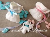 20 sacchettini porta confetti per nascita realizzati in rigatino di cotone con ricamato dei cuoricini e calamita ciuccio