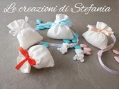 20 sacchettini porta confetti in rigatino di cotone Bianchi con calamita a forma di orsetto in polvere di ceramica.