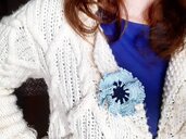 Spilla per abiti Fiorefermaglio in cotone colore azzurro chiaro e blu