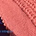 Copertina culla per neonata in lana lavorata ai ferri e uncinetto 