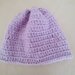 Delicato cappello di lana color lilla realizzato ad uncinetto a punto costa