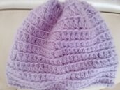 Delicato cappello di lana color lilla realizzato ad uncinetto a punto costa