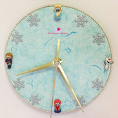Orologio da parete decorato in fimo con soggetti a tema Frozen. Idea regalo.