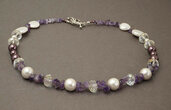 collana corta bianca e viola di perle e pietre dure, regalo per lei fatto a mano 