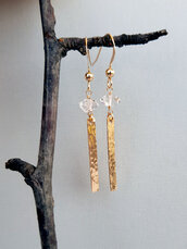 Orecchini pendenti in oro laminato e diamanti Herkimer. Orecchini artigianali fatti a mano, artigianato italiano