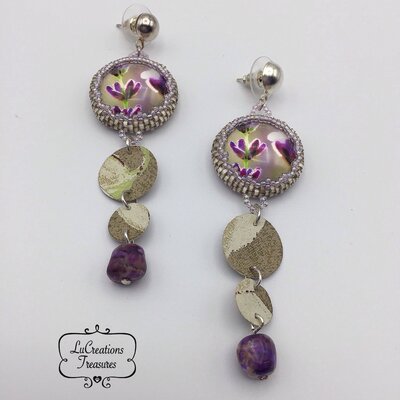 Orecchini pendenti in tessitura di perline di vetro, cabochone plexiglas, fiori viola Orecchini pendenti in tessitura di perline di vetro, cabochone plexiglas, fiori viola