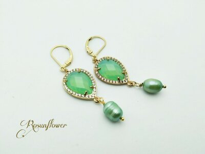 Orecchini pendenti con cristallo verde e perle di fiume, orecchini oro, regalo anniversario Orecchini pendenti con cristallo verde e perle di fiume, orecchini oro, regalo anniversario