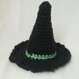 Amigurumi a forma di cappello di strega nero e verde