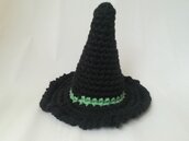 Amigurumi a forma di cappello di strega nero e verde