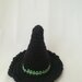 Amigurumi a forma di cappello di strega nero e verde