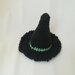 Amigurumi a forma di cappello di strega nero e verde