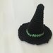 Amigurumi a forma di cappello di strega nero e verde