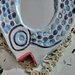 Specchio da borsetta a forma di pesce, manufatto di ceramica dipinto a mano con 2 toni di blu