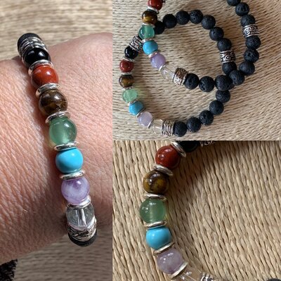 Bracciale elastico pietra lavica e pietre dei chakra Bracciale elastico pietra lavica e pietre dei chakra