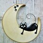 Luna in legno con gatto a cavalcioni