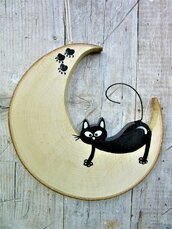 Luna in legno con gatto a cavalcioni
