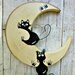 Luna in legno con coppia di gatti arrampicati