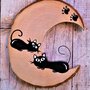 Luna in legno con coppia di gatti distesi e svegli
