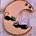 Luna in legno con coppia di gatti distesi e svegli