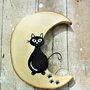 Luna in legno con gatto seduto