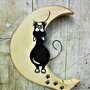 Luna in legno con gatto arrampicato
