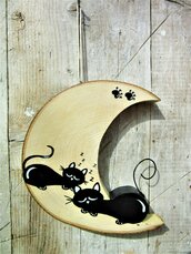 Luna in legno con gatti che dormono
