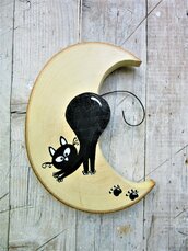 Luna in legno con gatto giocherellone