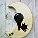 Luna in legno con gatto giocherellone