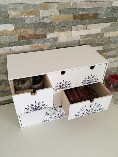 Cassettiera di legno porta oggetti con 5 cassetti decorati con mandala