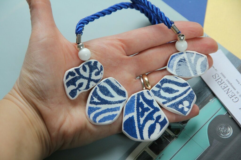 Azulejo collana a girocollo blu con nastro in raso attorcigliato