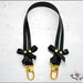 Manico per borsa, 62 cm. in cuoio nero, ha 2 fiocchi laterali in cuoio, rivetti e moschettoni extra lusso colore oro