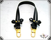 Manico per borsa, 52 cm. in cuoio nero, ha 2 fiocchi laterali in cuoio, rivetti e moschettoni extra lusso colore oro 