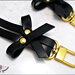 Manico per borsa, 52 cm. in cuoio nero, ha 2 fiocchi laterali in cuoio, rivetti e moschettoni extra lusso colore oro 