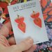 _coral dream_ orecchini pendenti piccoli color fenicottero con motivo indiano dipinto a mano