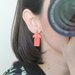 _coral dream_ orecchini pendenti piccoli color fenicottero motivo texturizzato