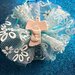 Bomboniera offerta 18 pezzi rete tiffany con fiori bianchi con gessetto profumato a scelta